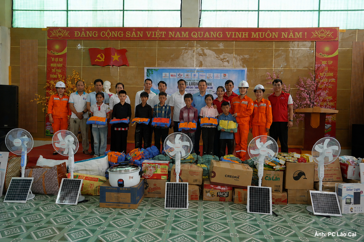 Hệ thống điện mặt trời, học bổng và thiết bị học tập được trao đến giáo viên, học sinh vùng cao Lào Cai.