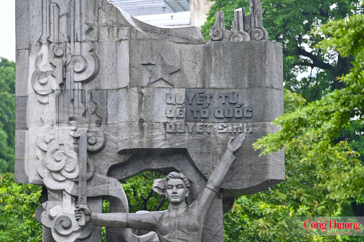 Hình ảnh thiếu nữ Hà Nội đang kêu gọi đồng bào chiến đấu bảo vệ Thủ đô và phía trên là dòng chữ "Quyết tử để Tổ quốc quyết sinh."