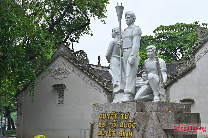 Khẩu hiệu "Quyết tử để Tổ quốc quyết sinh" trên bệ tượng đài là lời trích từ bức thư động viên của Bác Hồ gửi cho các chiến sĩ Vệ quốc đoàn ở Hà Nội những ngày đầu toàn quốc kháng chiến. Tượng đài Quyết tử là một công trình mang tính tượng trưng cao, thể hiện tinh thần bất khuất, ý chí dũng cảm của quân và dân Thủ đô trong những tháng ngày hào hùng.