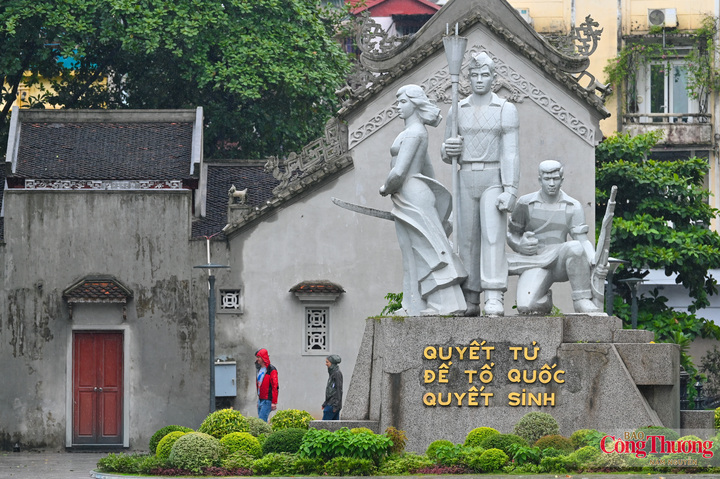 Hà Nội – trái tim của đất nước, nơi lưu giữ bao dấu ấn lịch sử hào hùng, từng bước đi của thời gian đã khắc sâu lên từng con đường, góc phố. Nơi đây, không chỉ là trung tâm văn hóa, chính trị, mà còn là nơi tưởng niệm những người con kiên cường của dân tộc, những người đã quyết tử để bảo vệ thủ đô, để "Quyết tử cho Tổ quốc quyết sinh".