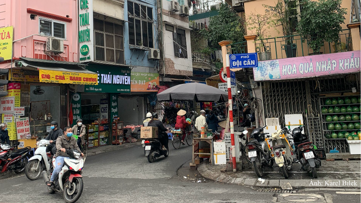 Ngã tư Đội Cấn và Ngọc Hà hiện nay, khu vực có nhiều ngõ nhỏ và đông người qua lại.