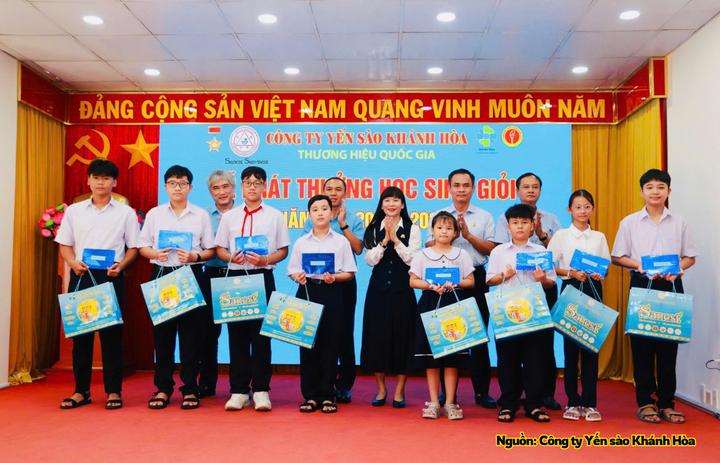 Công ty Yến sào Khánh Hòa khen thưởng cho các em học sinh thuộc gia đình chính sách.