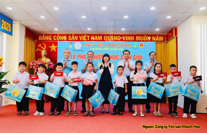 Yến sào Khánh Hòa dành gần 2,3 tỷ đồng khen thưởng học sinh  - 2