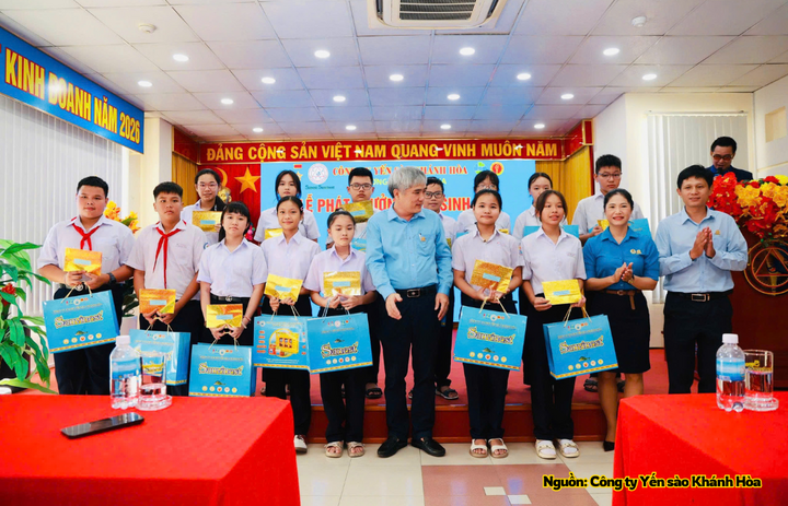 Yến sào Khánh Hòa dành gần 2,3 tỷ đồng khen thưởng học sinh  - 4