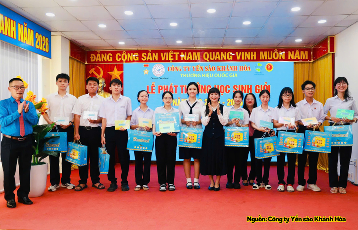 Yến sào Khánh Hòa dành gần 2,3 tỷ đồng khen thưởng học sinh  - 3