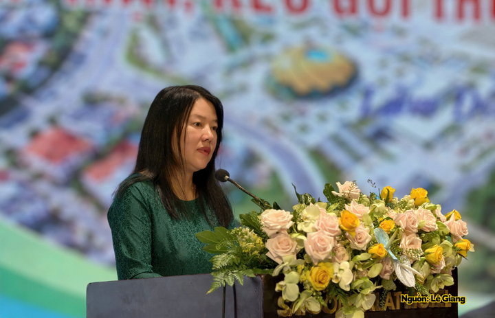 Bà Trần Thị Vũ Loan, Chủ tịch UBND phường Xuân Hương - Đà Lạt trả lời các câu hỏi của doanh nghiệp và nhà đầu tư trên địa bàn.