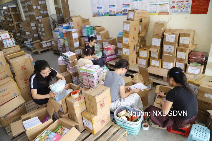Nhà xuất bản Giáo dục Việt Nam đóng gói, phân loại đầu sách.