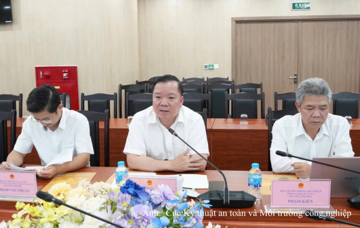 Cục trưởng Cục Kỹ thuật an toàn và Môi trường công nghiệp Phạm Tuấn Anh (thứ hai từ phải sang) ghi nhận, đánh giá cao tinh thần chủ động và sự chuẩn bị của TKV cùng các đơn vị thành viên trong công tác phòng, chống thiên tai và tìm kiếm cứu nạn.
