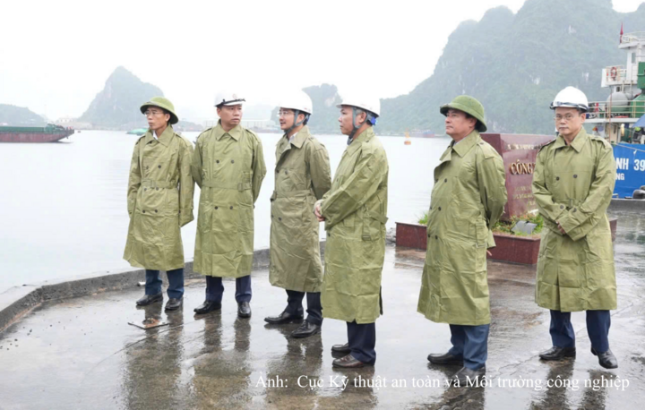 Đoàn công tác đã trực tiếp kiểm tra hiện trường công tác phòng, chống thiên tai và tìm kiếm cứu nạn tại các mỏ than hầm lò, lộ thiên và hạ tầng kho cảng trọng điểm.