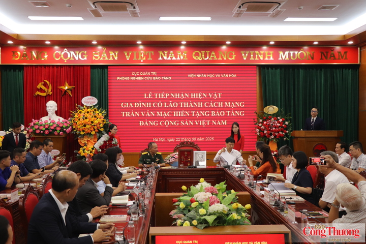 Trong khuôn khổ hội thảo đã diễn ra lễ tiếp nhận hiện vật gia đình cố lão thành cách mạng Trần Văn Mạc hiến tặng Bảo tàng Đảng Cộng sản Việt Nam.