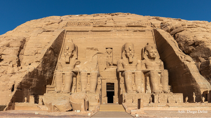 Đền Abu Simbel của Ramesses II tại vị trí mới, sau khi được cắt rời và lắp lại ở cao trình cao hơn.