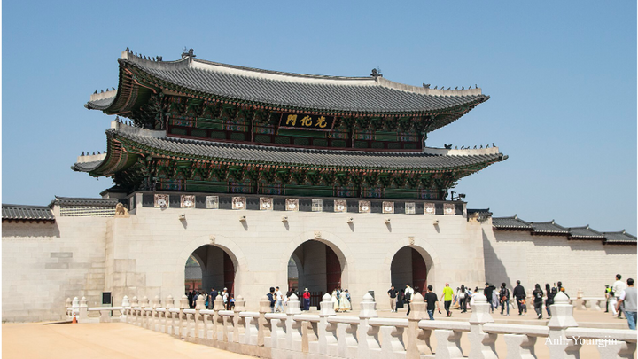 Cổng Gwanghwamun ở Seoul sau khi được phục dựng và trả lại đúng trục lịch sử.