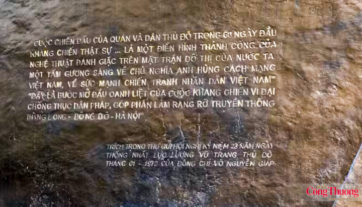 Mặt sau bức phù điêu có đoạn trích trong thư gửi hội nghị kỷ niệm 23 năm Ngày Thống nhất lực lượng vũ trang Thủ đô (tháng 1/1972) của Đại tướng Võ Nguyên Giáp.