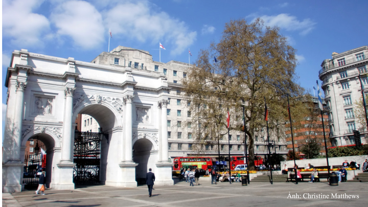 Marble Arch tại Cumberland Gate, công viên Hyde Park, vị trí công trình được chuyển tới từ năm 1851.