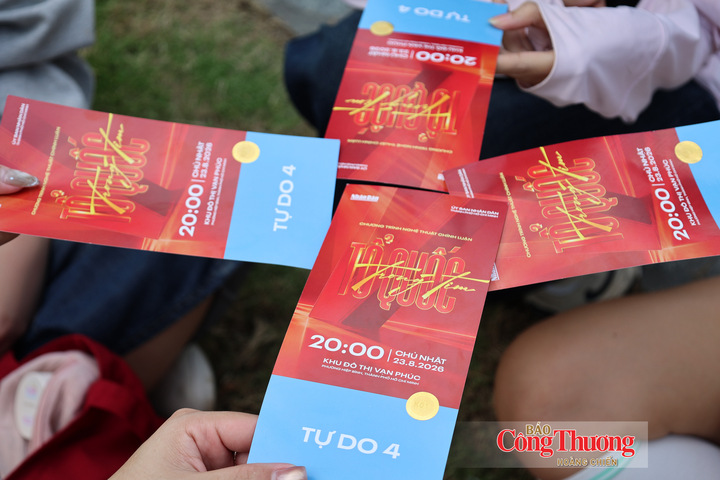 Check-in vé trước giờ biểu diễn.