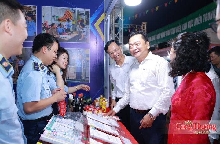 Trước đó, tối ngày 21/8, Hội chợ triển lãm sản phẩm công nghiệp nông thôn tiêu biểu khu vực miền Trung - Tây Nguyên năm 2026 chính thức khai mạc tại Quảng trường Trần Phú, phường Thành Sen, tỉnh Hà Tĩnh.