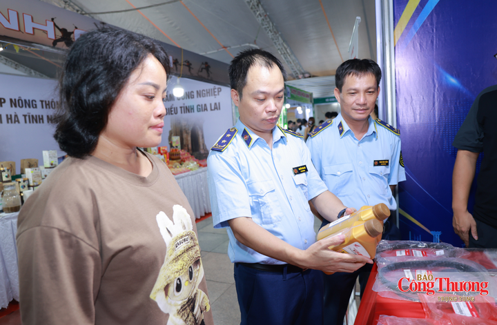 Ông Nguyễn Văn Hảo, Đội trưởng Đội QLTT số 3, Chi cục QLTT Hà Tĩnh cho biết, đơn vị bố trí gian hàng trưng bày, tuyên truyền nhằm cung cấp thông tin, kiến thức về nhận diện hàng thật - hàng giả, hàng hóa xâm phạm quyền sở hữu trí tuệ và bảo vệ quyền lợi người tiêu dùng.