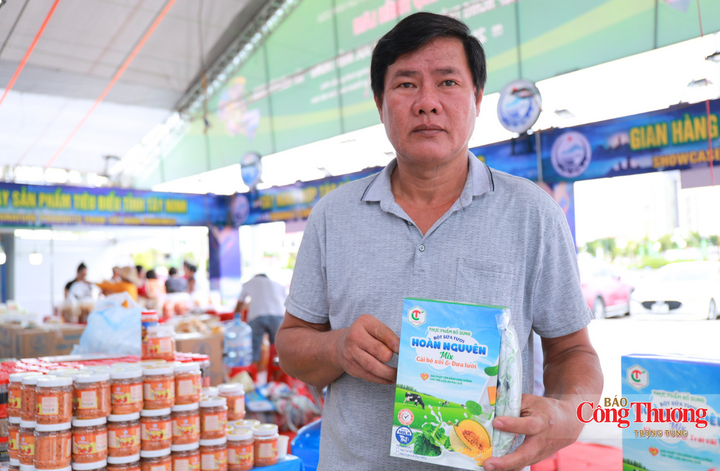 Ông Lê Minh Chánh (đại diện gian hàng tỉnh Tây Ninh) phấn khởi cho biết, các sản phẩm như bột rau củ, dược liệu hay cà thảo dược được khách hàng rất ưa chuộng. Chỉ trong 2 ngày mở bán, gian hàng của ông đã thu về hơn 10 triệu đồng.