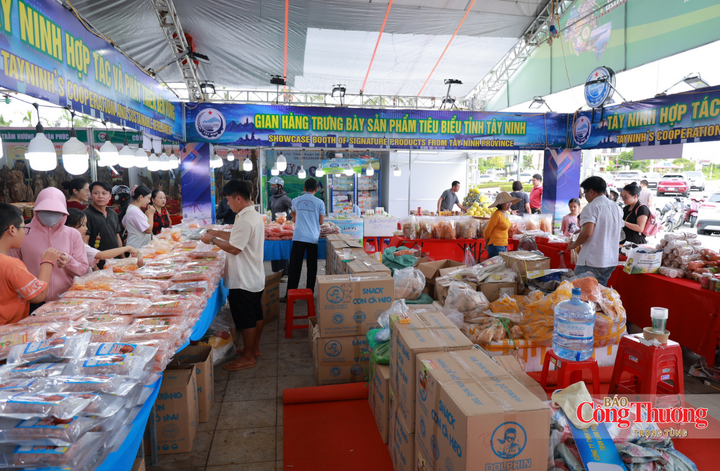 Ông Dương Hữu Hùng, Phó Giám đốc Trung tâm Khuyến công và Xúc tiến thương mại Hà Tĩnh cho biết, hội chợ năm nay không chỉ quy tụ những sản phẩm có hàm lượng giá trị cao, được đầu tư bài bản về mặt bao bì, nhãn mác mà còn cho thấy sự nhạy bén của các chủ thể trong việc minh bạch hóa nguồn gốc xuất xứ. Sự kiện thực sự đã và đang tạo ra cầu nối giao thương hiệu quả, giúp các doanh nghiệp, cơ sở sản xuất nông thôn quảng bá đặc sản, tiếp cận trực tiếp thị hiếu người tiêu dùng và mở rộng thị trường tiêu thụ bền vững.