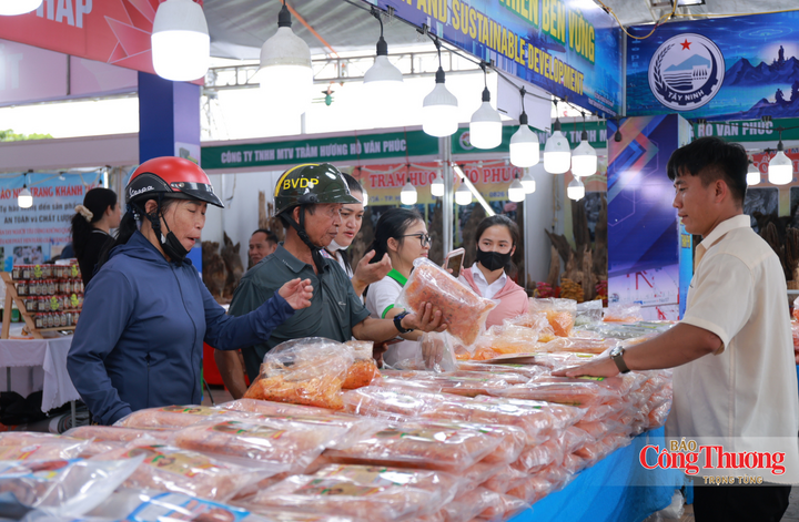 Tại nhiều quầy hàng, không khí mua bán diễn ra tấp nập, khách hàng tập trung nghe tư vấn, thưởng thức đồ uống, đồ sấy khô hay trực tiếp kiểm tra bao bì sản phẩm.