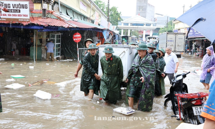 Các lực lượng hỗ trợ người dân sơ tán tài sản.