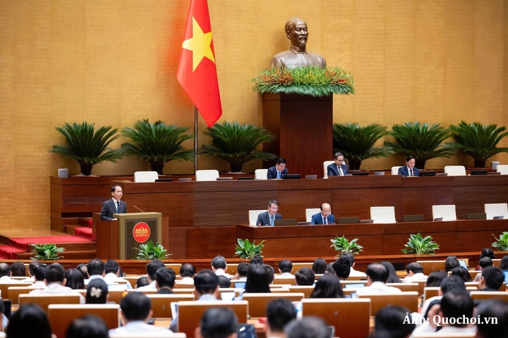 Bộ trưởng Bộ Tư pháp Hoàng Thanh Tùng trình bày báo cáo tiếp thu, giải trình về dự án Luật.