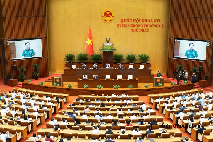 Phó Thủ tướng Chính phủ, Bộ trưởng Bộ Quốc phòng, Đại tướng Phan Văn Giang trình bày Báo cáo giải trình, tiếp thu, chỉnh lý các dự thảo Luật.
