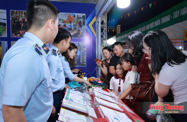 Đồng thời, các cán bộ quản lý thị trường cũng giới thiệu vai trò của lực lượng trong công tác kiểm tra, kiểm soát thị trường và đấu tranh phòng, chống hàng giả, hàng kém chất lượng.