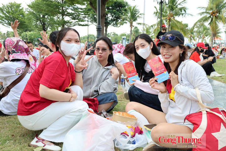 Chị Trần Phương Thảo (21 tuổi, phường Sài Gòn - ngoài cùng bên phải) chia sẻ: “Mình rất háo hức khi được trực tiếp tham gia chương trình, nhất là khi đây là một sự kiện quy tụ đông đảo các bạn trẻ tại TP. Hồ Chí Minh. Mình mong chờ được hòa vào không khí của chương trình và cảm nhận những câu chuyện về lịch sử, văn hóa, con người Việt Nam qua âm nhạc. Đây chắc chắn sẽ là một kỷ niệm rất đáng nhớ đối với mình”.