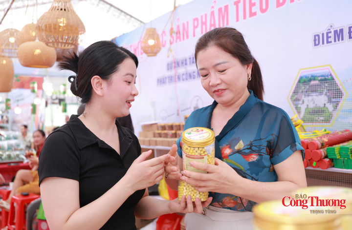 Bên cạnh chất lượng, yếu tố minh bạch nguồn gốc cũng được các đơn vị chú trọng. Chị Lê Thị Hoa (đại diện HTX Dịch vụ nông nghiệp tổng hợp Đồng Tâm, tỉnh Nghệ An) cho biết, đơn vị mang đến gần 100 sản phẩm từ hà thủ ô, tinh nghệ mật ong, sắn dây.