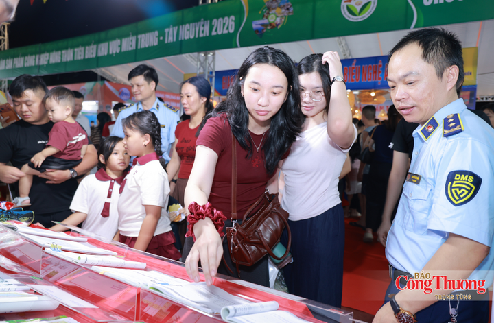 Một trong những nội dung nổi bật tại gian hàng là khu vực trưng bày, giới thiệu sách giáo khoa thật và sách giáo khoa giả, phục vụ công tác tuyên truyền, nhận diện hàng thật - hàng giả.