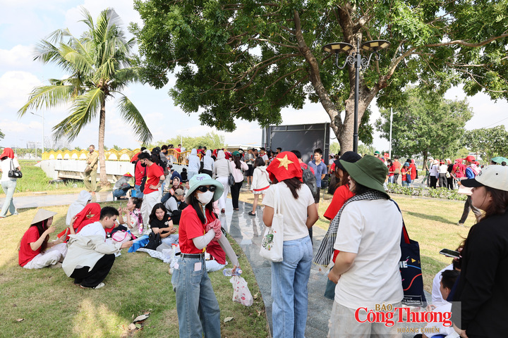 Vào lúc 20 giờ tối nay (23/8), chương trình nghệ thuật chính luận "Tổ quốc trong tim" sẽ chính thức diễn ra tại Khu đô thị Vạn Phúc, TP. Hồ Chí Minh. Sự kiện cũng được livestream trên các nền tảng số của Báo Nhân Dân cùng các kênh chính thức của "Tổ quốc trong tim”. Toàn bộ vé tham dự được phát miễn phí.