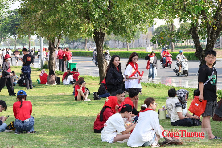 Khu vực công viên phía ngoài địa điểm tổ chức trở thành nơi nghỉ ngơi, check-in của nhiều nhóm bạn trẻ trước giờ diễn ra chương trình.