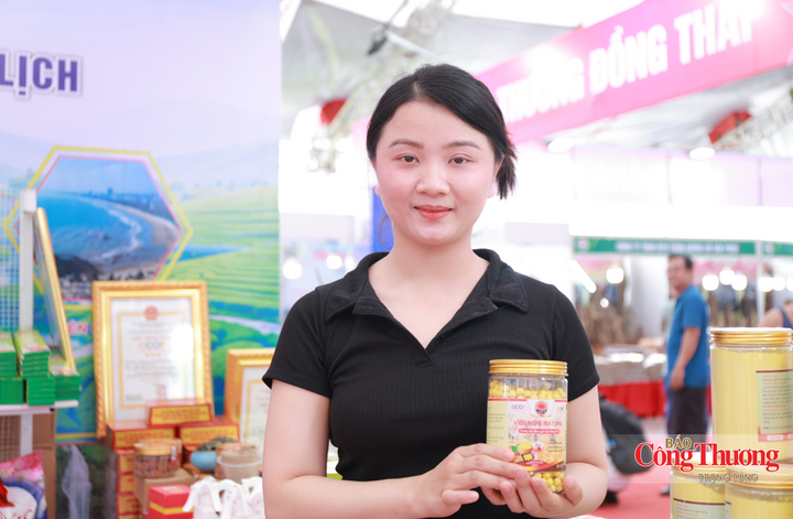 "Tại hội chợ, người tiêu dùng thường hỏi rất kỹ về nguồn gốc xuất xứ. Nhận thức được điều đó, chúng tôi đã tích hợp mã QR truy xuất nguồn gốc, vùng nguyên liệu ngay trong từng sản phẩm để khách hàng yên tâm", chị Hoa bày tỏ.