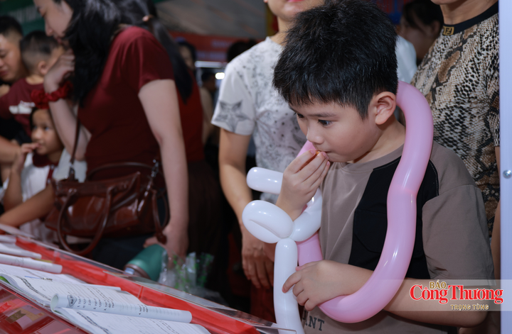 Tại gian hàng của Quản lý Thị trường Hà Tĩnh có nhiều bạn nhỏ tham gia cùng gia đình.