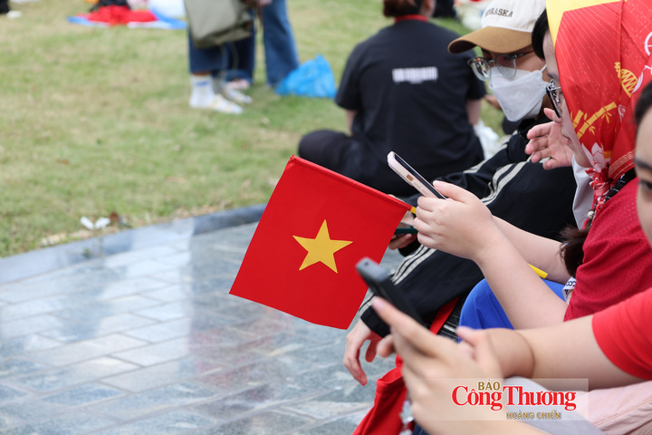 Cờ đỏ sao vàng trở thành phụ kiện không thể thiếu.