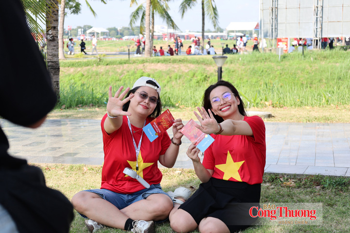 Nhiều bạn trẻ có mặt từ sớm, tranh thủ check-in tại khu vực bên ngoài sân khấu và lưu lại những khoảnh khắc đáng nhớ trước khi chương trình bắt đầu.