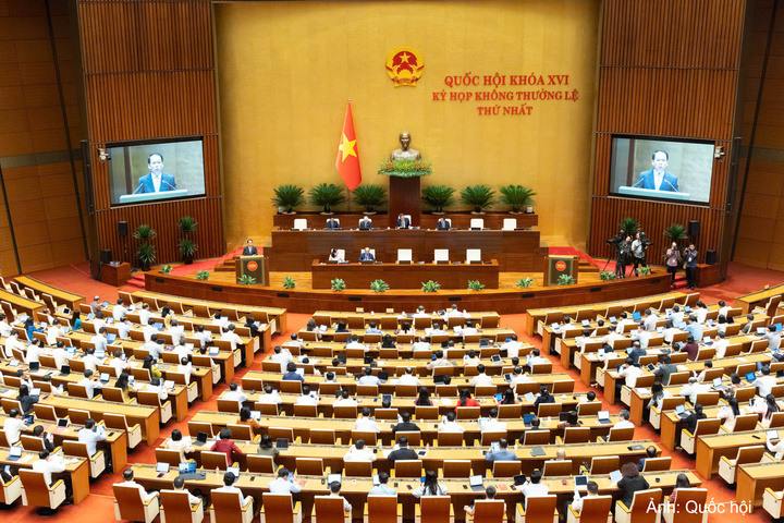 Bộ trưởng Bộ Tư pháp Hoàng Thanh Tùng trình bày báo cáo tiếp thu, giải trình và chỉnh lý dự thảo Luật sửa đổi, bổ sung một số điều của Luật Trách nhiệm bồi thường của Nhà nước.