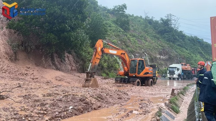 Ảnh hưởng của bão số 4, nhiều địa phương trên địa bàn tỉnh Quảng Ninh bị ảnh hưởng bởi lượng mưa lớn kéo dài, một số khu vực đồi núi sạt lở. Ảnh: Quan Ninh Media Group