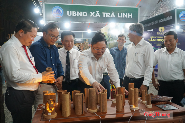 Ông Châu Minh Nghĩa (thứ 2, từ trái sang) Chủ tịch UBND xã Trà Leng giới thiệu các sản phẩm thủ công từ quế Trà My tại Chương trình quảng bá sâm Ngọc Linh và dược liệu Đà Nẵng hồi tháng 7/2026.