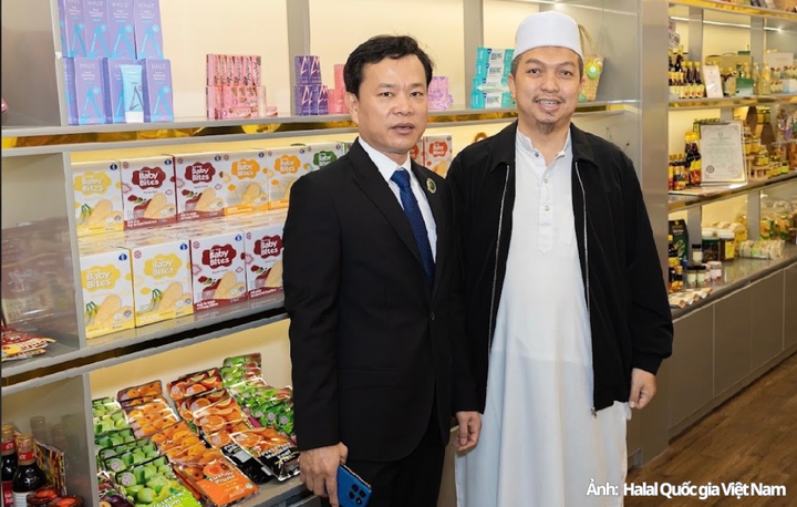 Ông Trần Văn Tân Cương (bên trái), Tổng Giám đốc Công ty TNHH Halal Quốc gia Việt Nam, cho rằng việc đưa sản phẩm địa phương tiếp cận trực tiếp người tiêu dùng là bước cần thiết để doanh nghiệp hiểu thị trường Halal trước khi tính đến việc mở rộng sang các thị trường quốc tế.