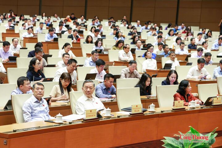 Tổng Bí thư, Chủ tịch nước Tô Lâm; Thủ tướng Chính phủ Lê Minh Hưng cùng các đại biểu Quốc hội tham dự phiên họp ngày 23/8.