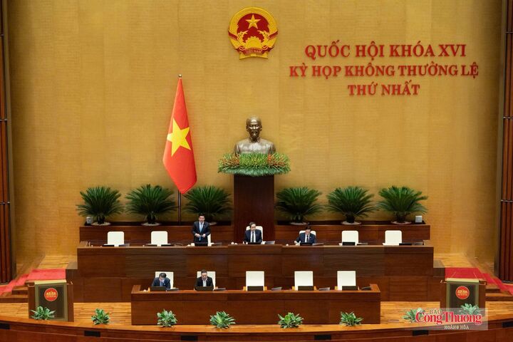 Phó Chủ tịch Quốc hội Nguyễn Hồng Diên điều hành nội dung Quốc hội biểu quyết thông qua dự án Luật Dầu khí (sửa đổi).
