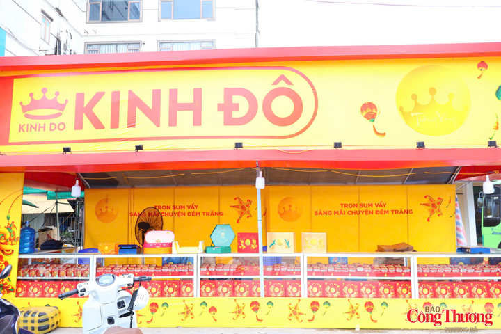 Quầy bánh Kinh Đô được bố trí ngay lối vào Bến xe Đan Phượng.