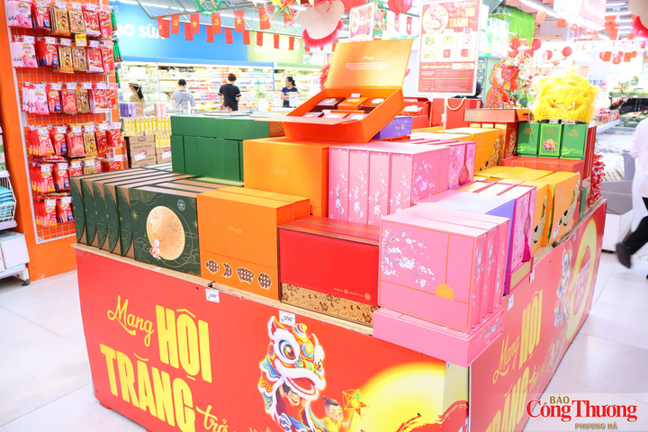 Thị trường bánh Trung thu sôi động, phủ rộng từ siêu thị đến đường phố - 4