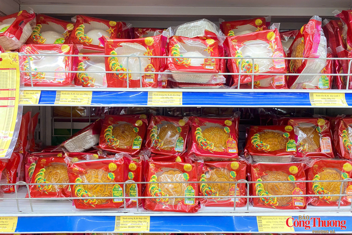 Bánh Trung thu được bày bán với nhiều mức giá tại siêu thị Thành Đô.