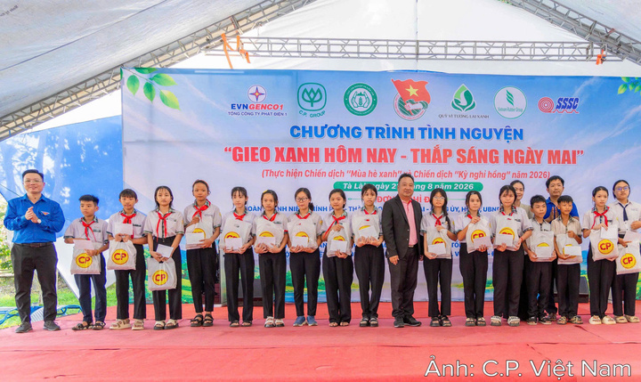 C.P. Việt Nam cùng các đơn vị phối hợp tặng quà cho các em học sinh có hoàn cảnh khó khăn trên địa bàn xã Tà Lài.