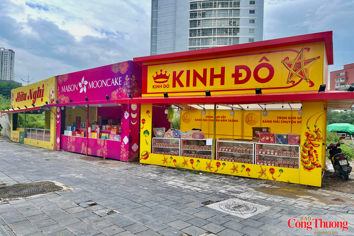 Ba quầy bánh Trung thu trên vỉa hè đường Hoàng Quốc Việt, đoạn giao Phạm Văn Đồng.