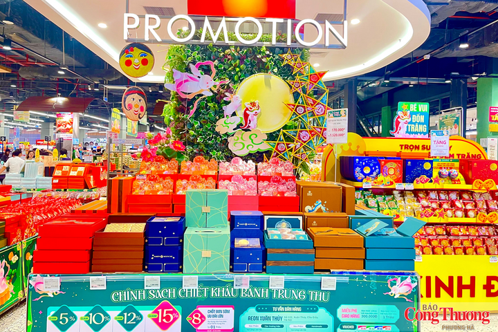 Nhiều hộp bánh Trung thu được trưng bày bắt mắt tại khu vực bán hàng tại AEON Mall.
