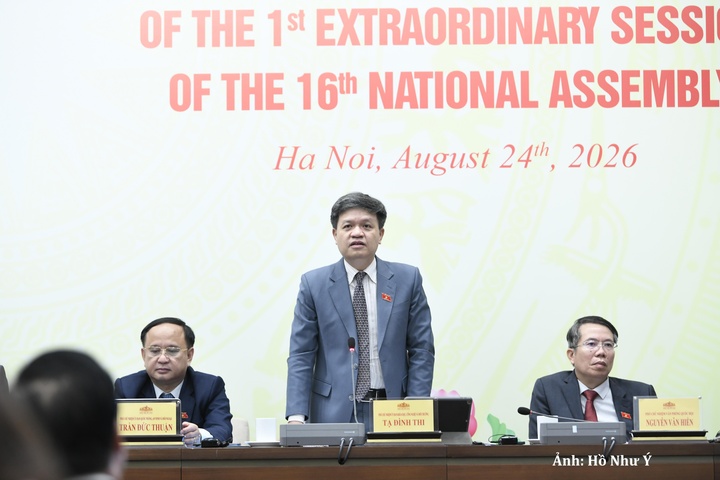 Ông Tạ Đình Thi, Phó Chủ nhiệm Ủy ban Khoa học, Công nghệ và Môi trường của Quốc hội thông tin tại họp báo.